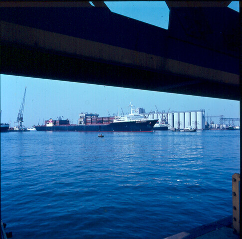 S.9100(4611); Dia van het Noorse LASH-schip ms. Arcadia Forest in de Vlothaven te [...]; diapositief