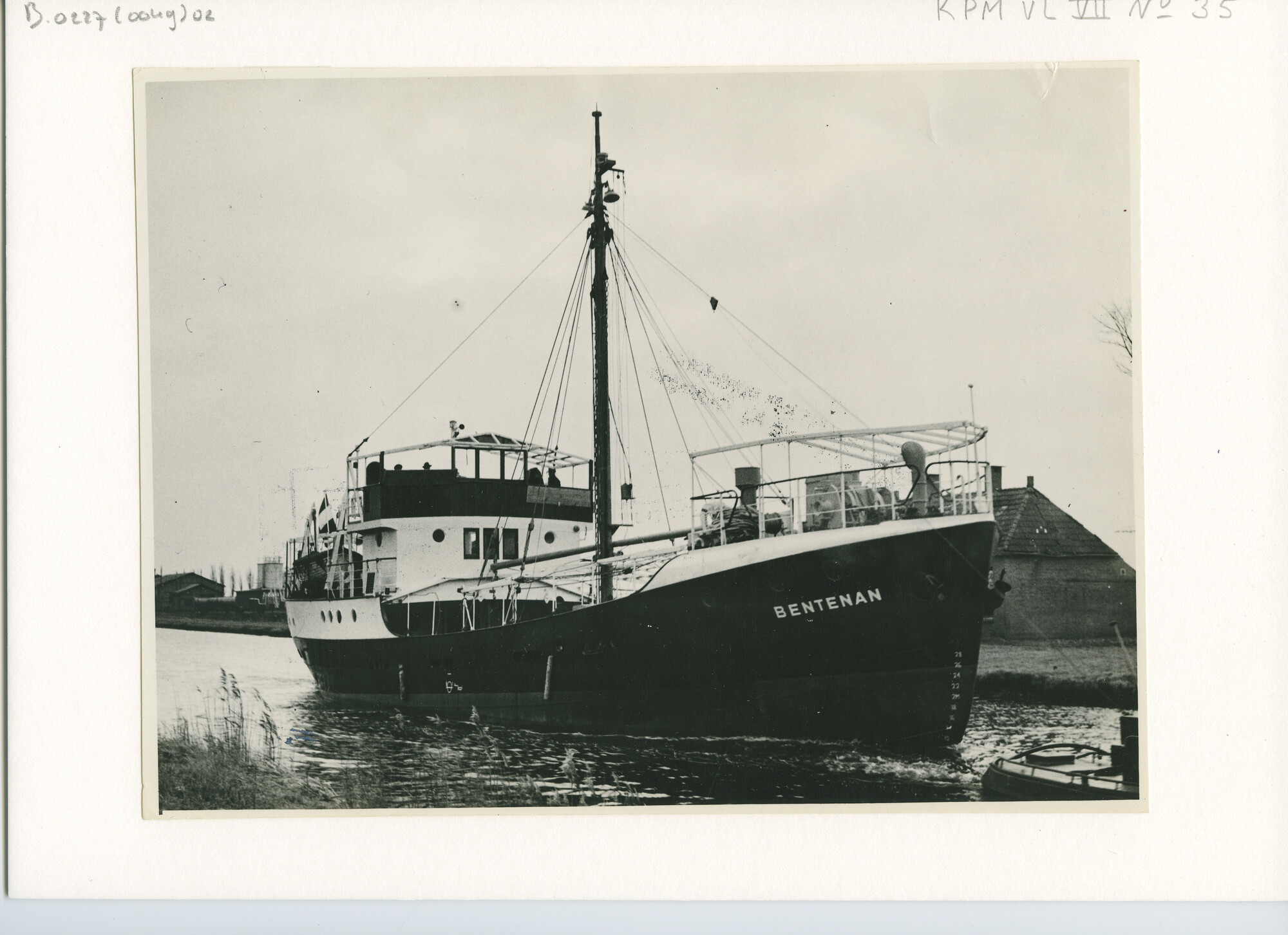 B.0227(0049)02; Foto van ms. 'Bentenan' op sleeptouw door een kanaal in Groningen; foto