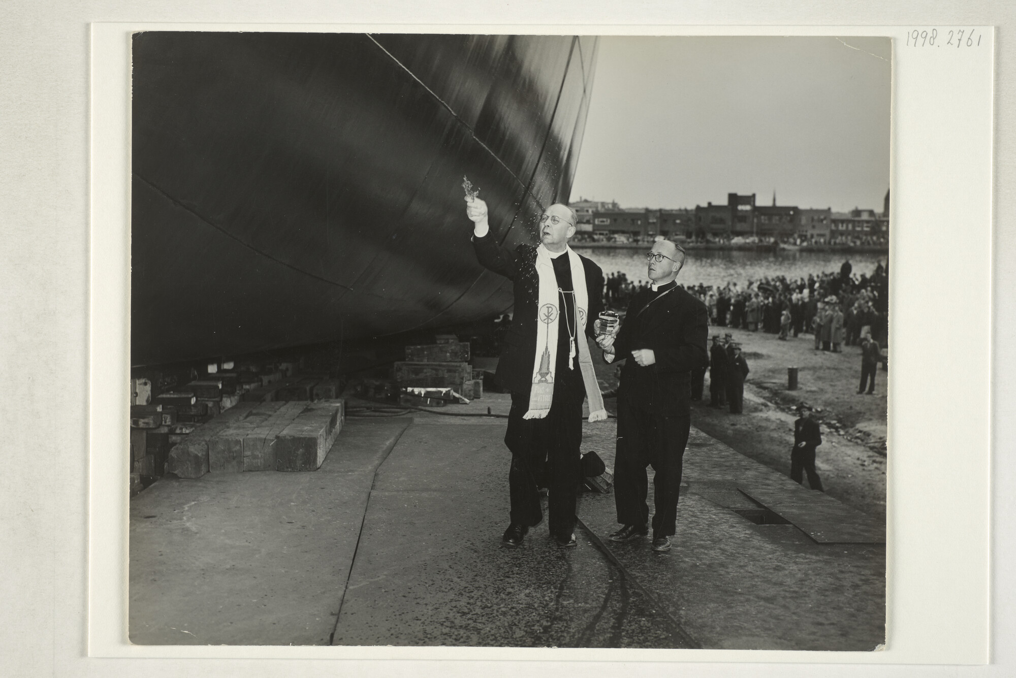 1998.2761; De inzegening bij de doop van een schip bij de Haarlemsche Scheepsbouw Maatschappij; foto