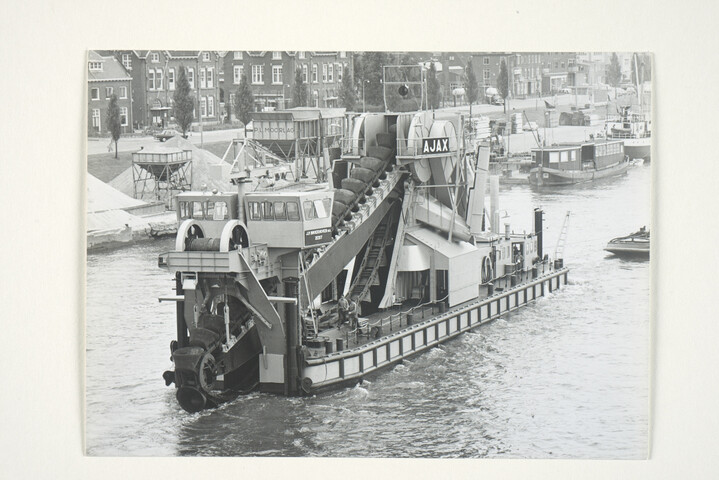 S.5219(12)0438; Foto's van de sleepreis van de emmerbaggermolen 'Ajax'; fotoreportage