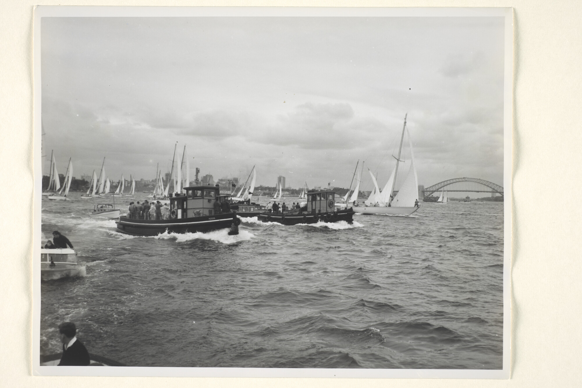 1997.1240; American Yacht in Sydney-Hobart Ocean Race: De Amerikaanse aluminium yawl [...]; foto
