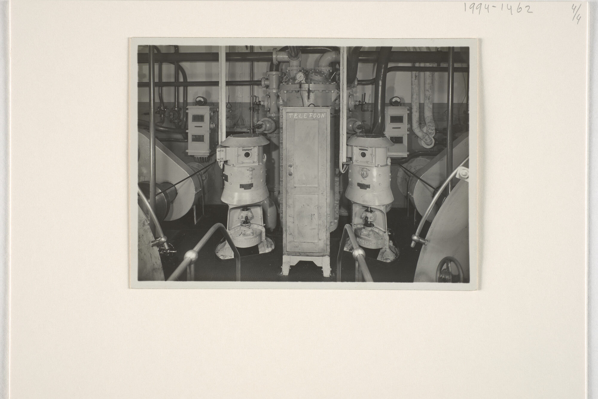 1994.1462; Interieurfoto's van de machinekamer van ms. 'Cremer'; fotoreportage