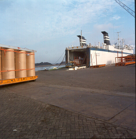 S.9100(7666); Dia van VCK-truck met papier uit het Finse Ro-Ro-schip ms. Arona uit [...]; diapositief