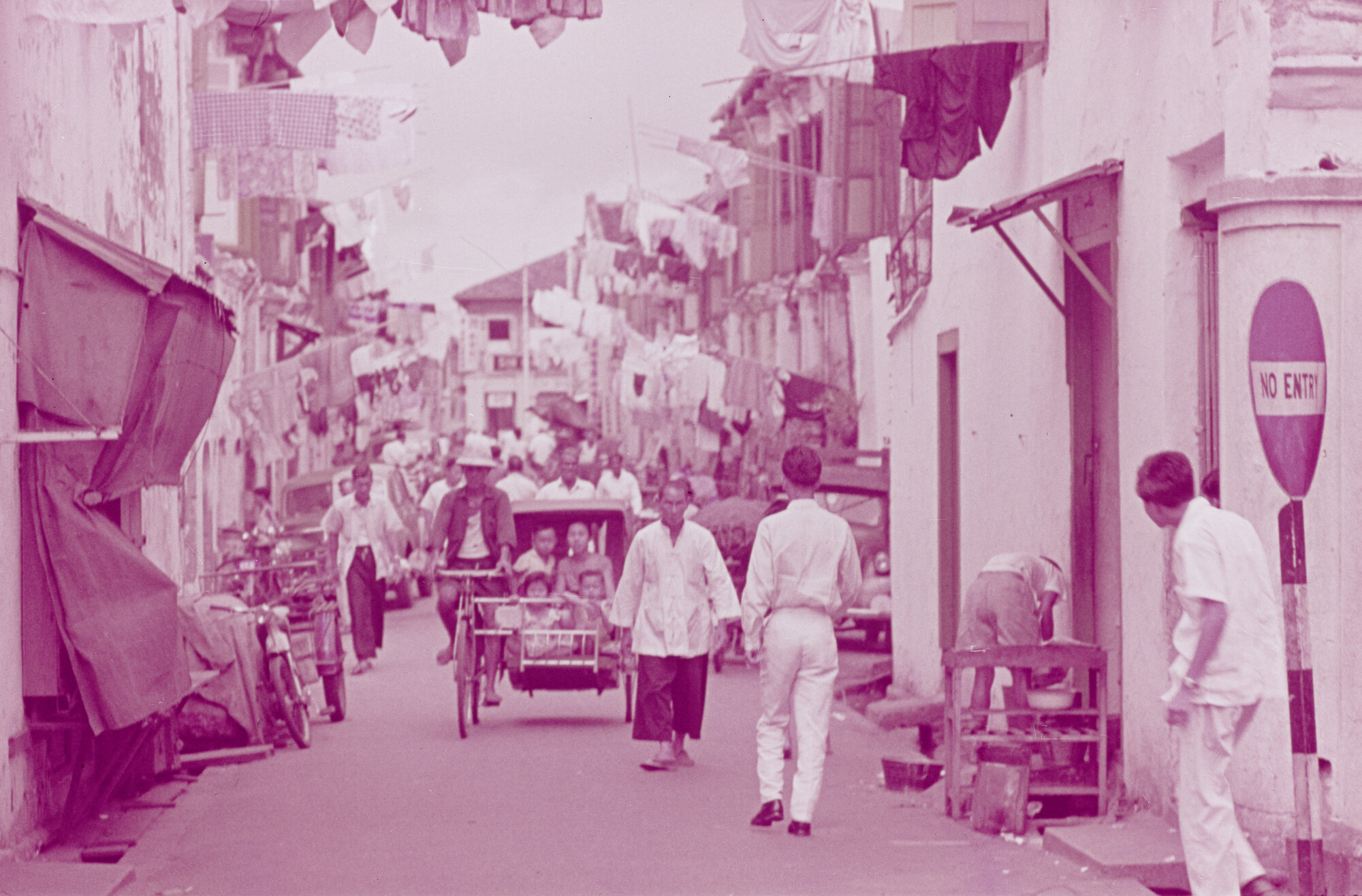 2015.0993; Dia van een straatbeeld in een volksbuurt in Singapore; diapositief
