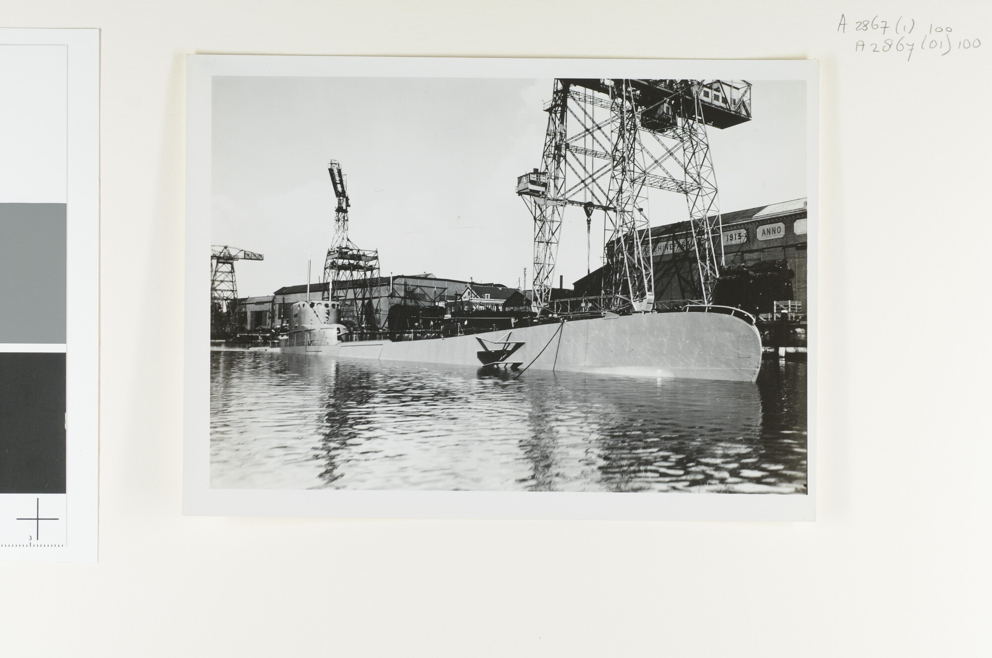 A.2867(01)101; De Poolse onderzeeboot 'Orzel' ligt afgemeerd bij de Koninklijke Maatschappij 'De Schelde'; foto