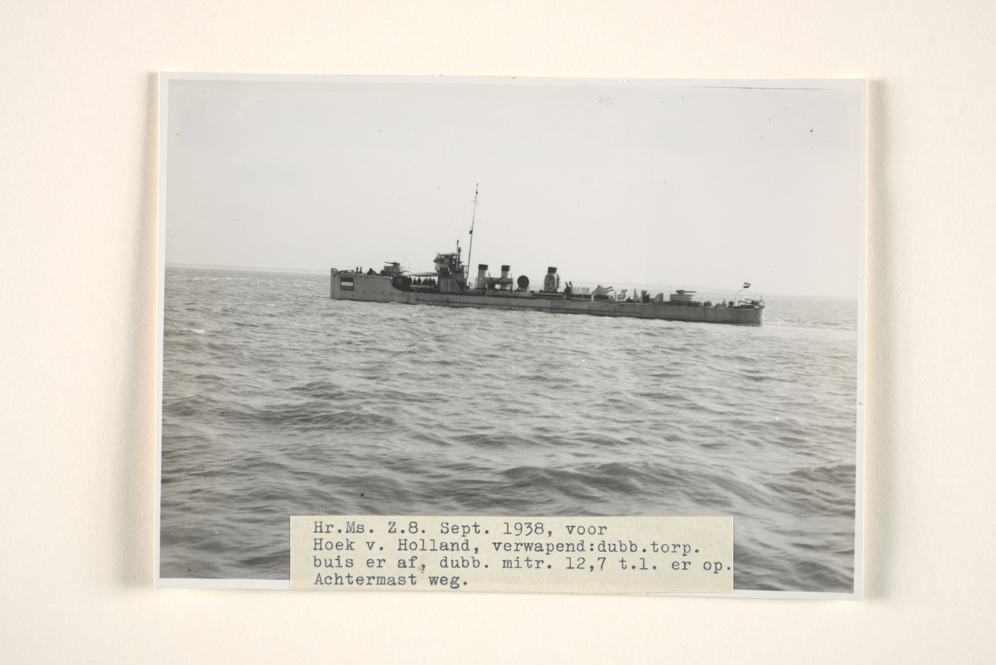 1995.1483; De torpedoboot Hr.Ms. 'Z 8' voor de kust van Hoek van Holland, september 1938; foto