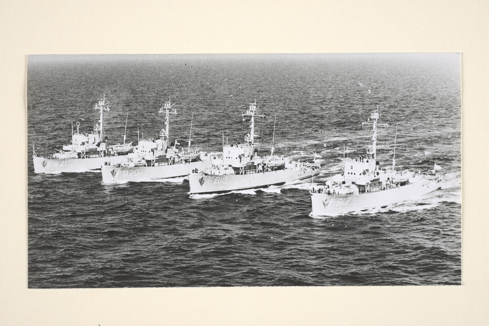 1995.5649; Een luchtfoto van vier fregatten van de Roofdier-klasse in formatie [...]; foto