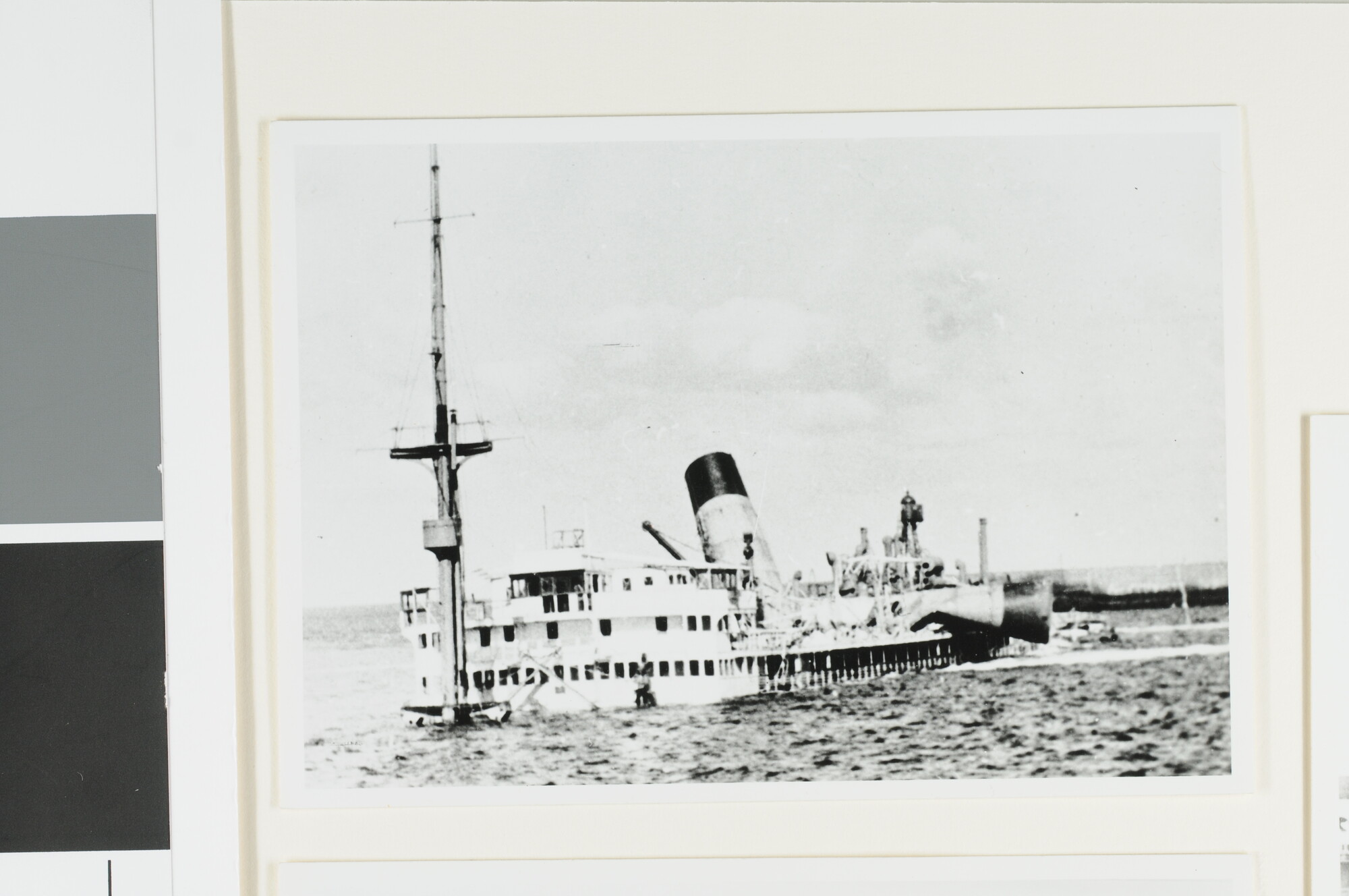 A.4743(18); Foto's van het mailschip ss. 'Jan Pieterszoon Coen' van de SMN als blokschip in de havenmond van IJmuiden; fotoreportage