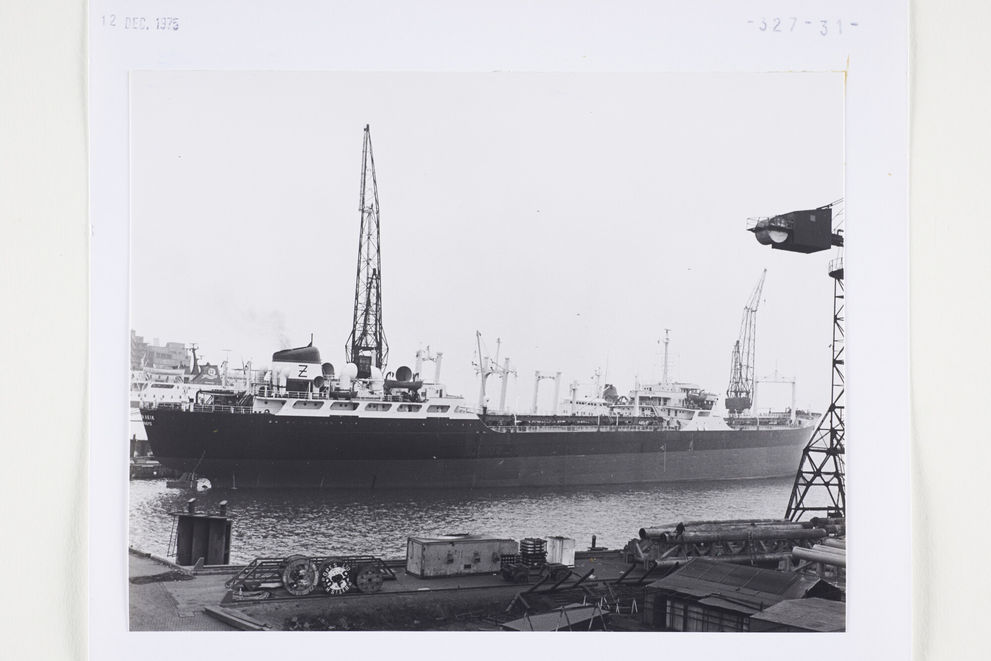 S.5444(5820)4; Foto van de tanker Swan Lake aan een reparatiekade van de NDSM; foto