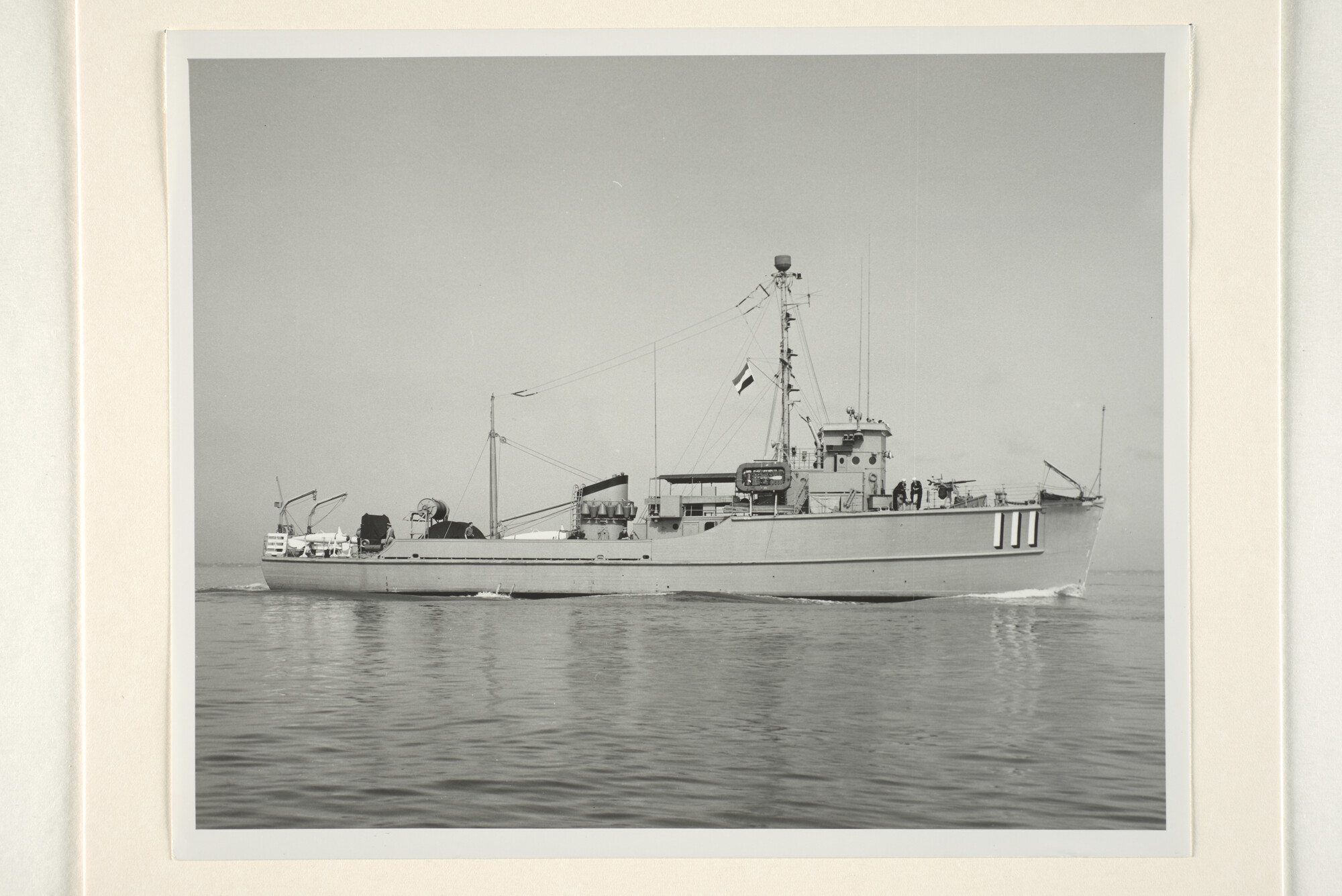 1994.7027; De kustmijnenveger Hr.Ms. Brummen (M 851), ex- USS AMS 111, gebouwd in het kader van het Mutual Defense Assistance Program; foto
