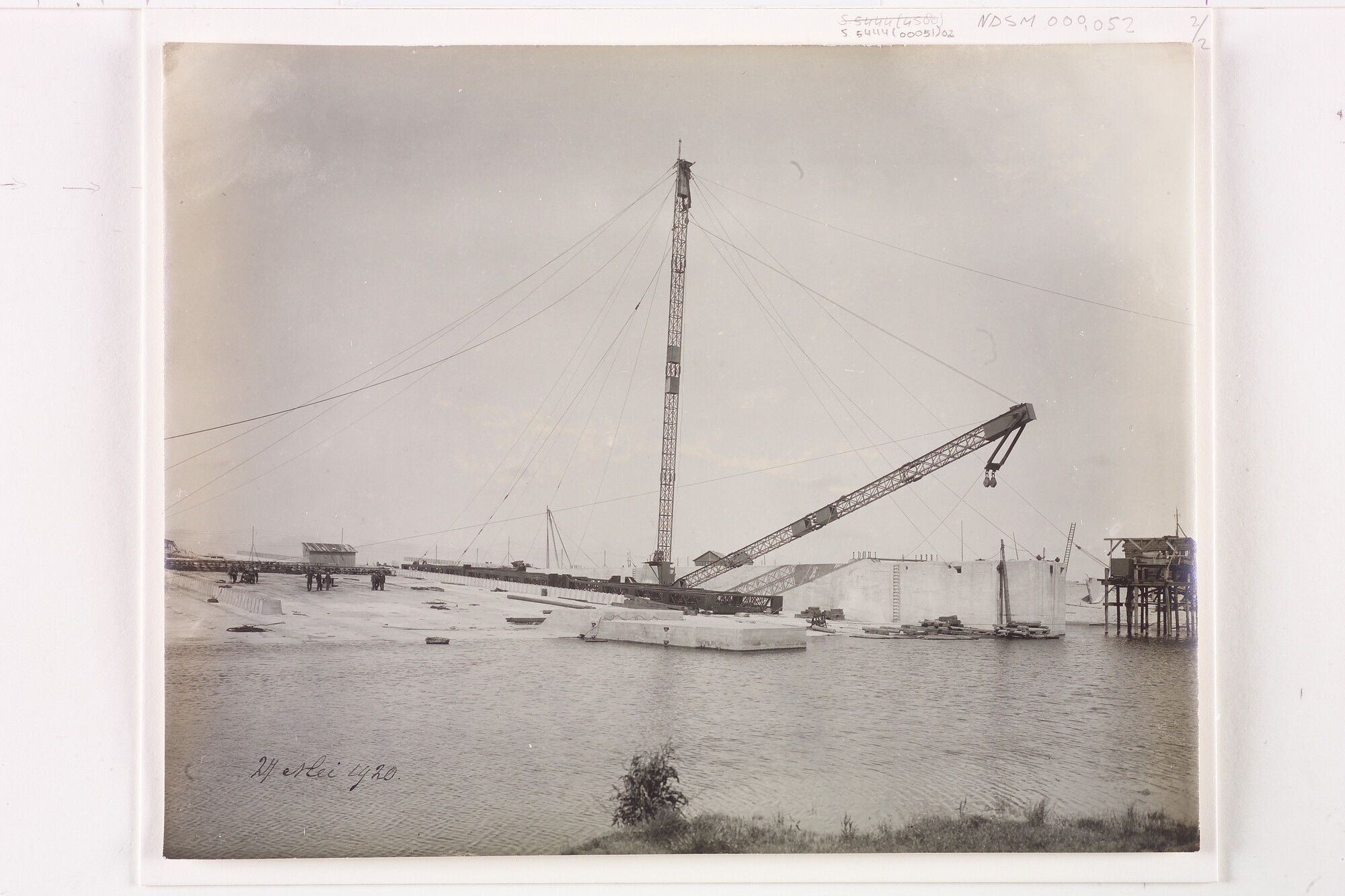 S.5444(00051)02; Foto van de nieuwbouw van de werf van de Nederlandsche Scheepsbouw Maatschappij aan de Cornelis Douwesweg in Amsterdam; foto