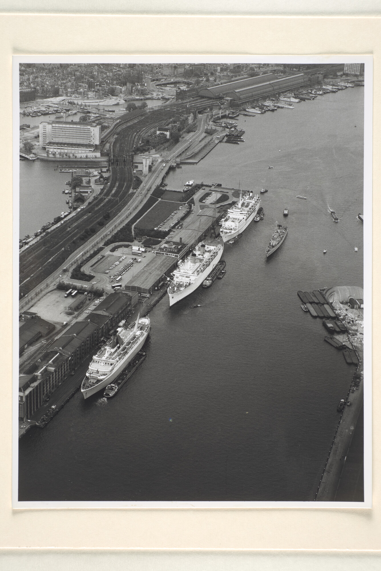1995.5774; Luchtfoto van de Passengers Terminal Amsterdam (PTA); luchtfoto
