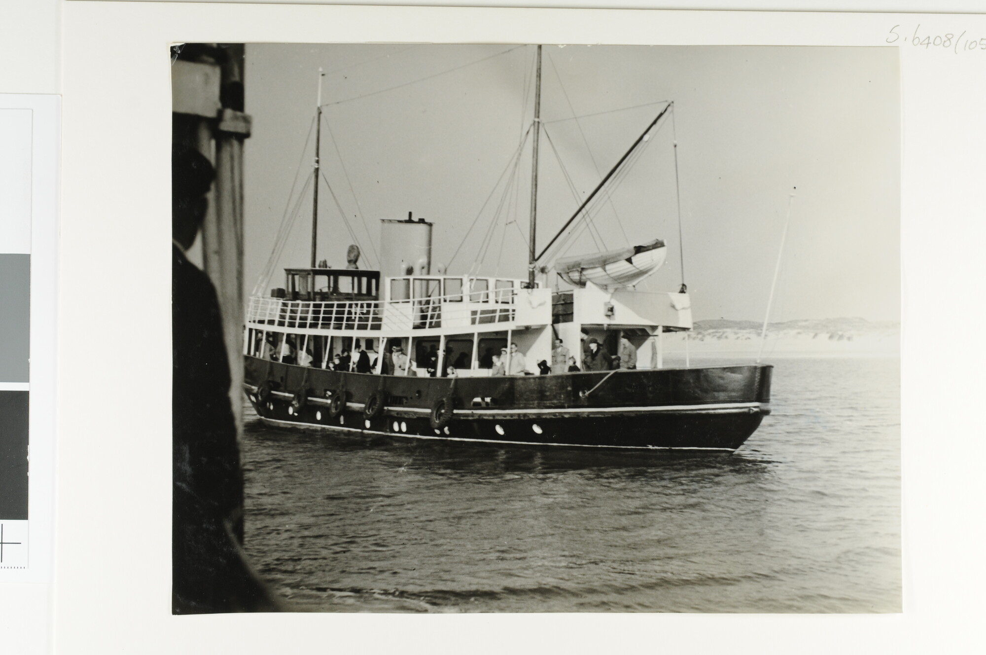 S.6408(1059); De veerboot ms. Vlieland van de Rederij G. Doeksen ligt met pech voor Vlieland [...]; foto