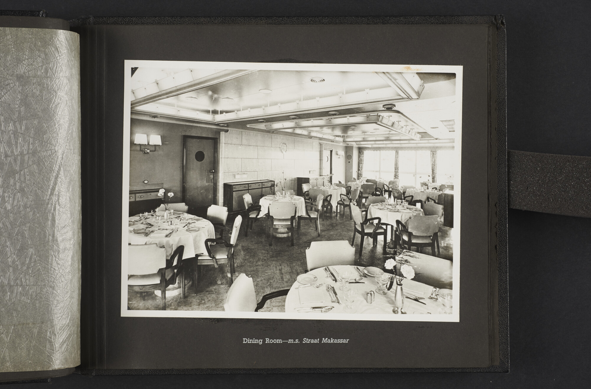 2015.1295; Fotoalbum van de Royal Interocean Lines met (hoofdzakelijk) interieurfoto’s van de Tegelberg, Tjitjalengka en Straat Makassar; fotoalbum