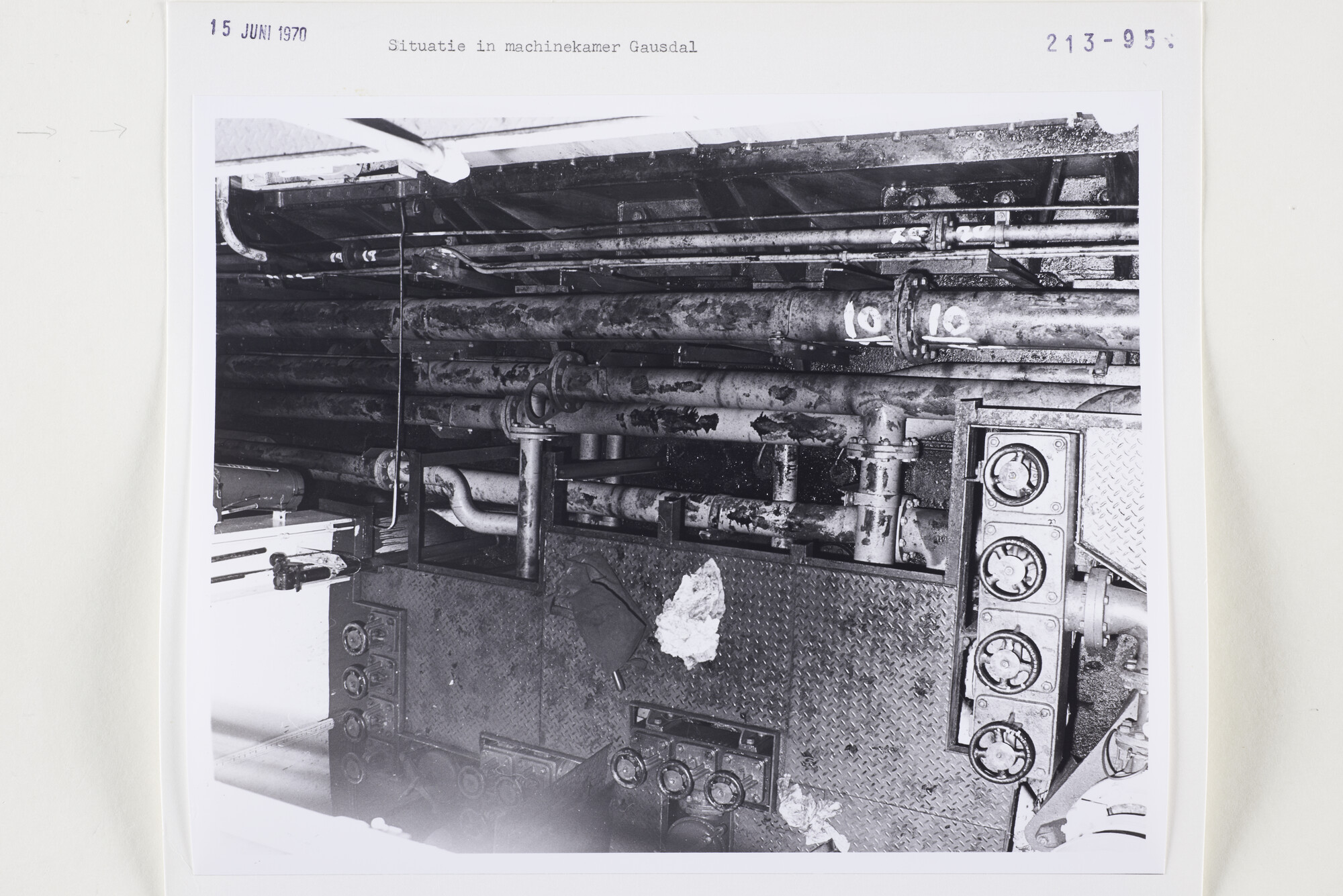 S.5444(5132)2; Situatiefoto van de toestand in de motorkamer van de Gausdal; foto