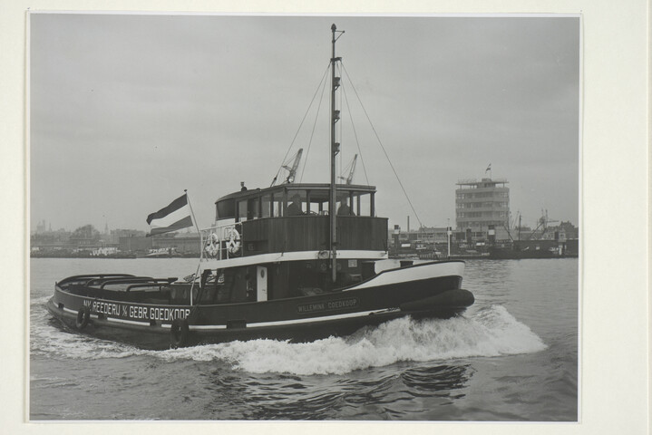 S.5219(12)0319; Foto's van de van de havensleepboot 'Willemina Goedkoop' (9); fotoreportage