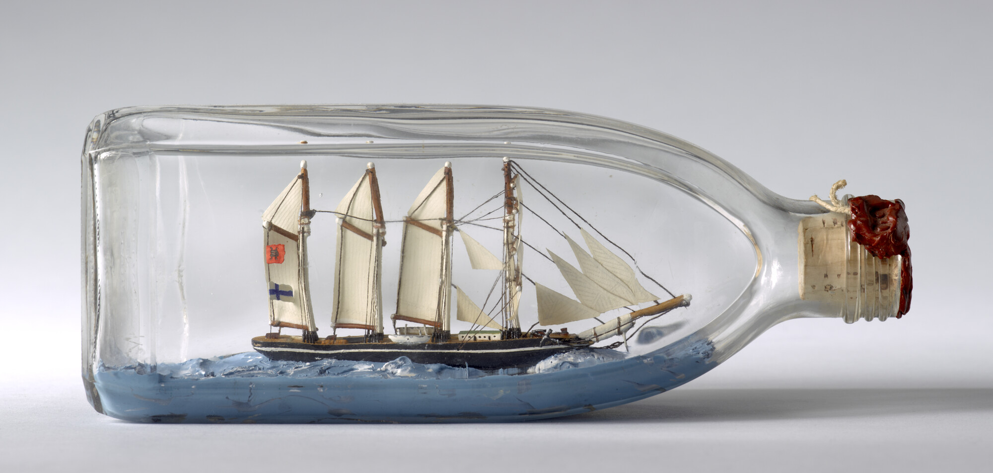 2000.2594; Model van een viermastvolschip in een fles; scheepsmodel