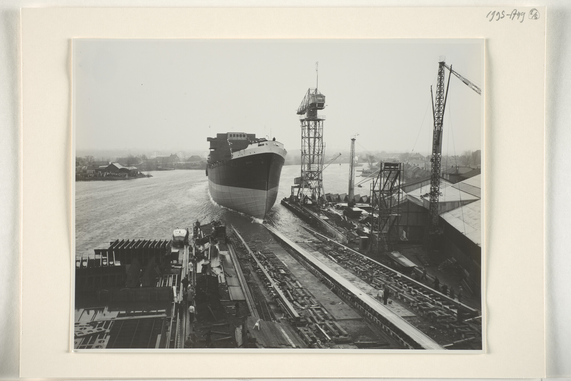 1995.1749; Foto's van het vrachtschip ms. 'Banka' van de SMN vlak voor en tijdens de tewaterlating bij de werf van A. Vuijk & Zn; fotoreportage
