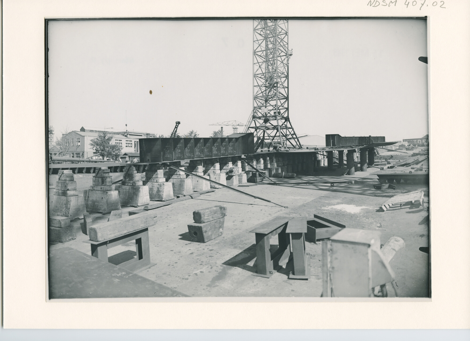 S.5444(1746); Foto van het vrachtschip ms. Heemskerk in aanbouw bij de NDSM; foto
