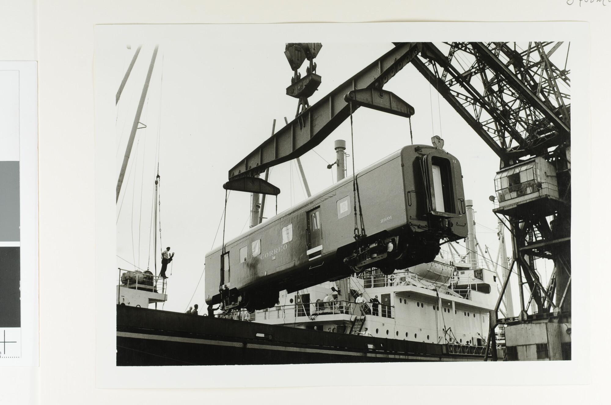 S.7032(011); Foto's van het laden van Schindler spoorwegwagons voor de USA aan boord van het vrachtschip ms. 'Witmarsum' van de NV; fotoreportage