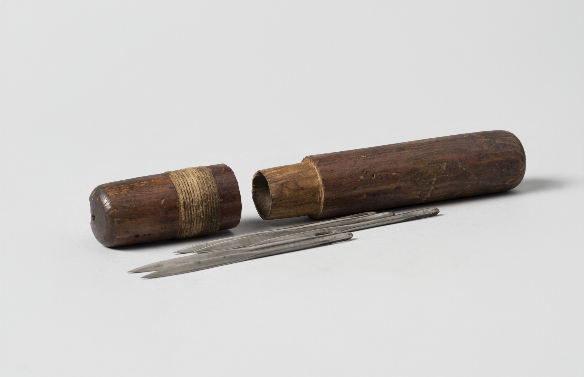 S.5328(08); Tweedelige naaldenkoker met zes naalden; koker