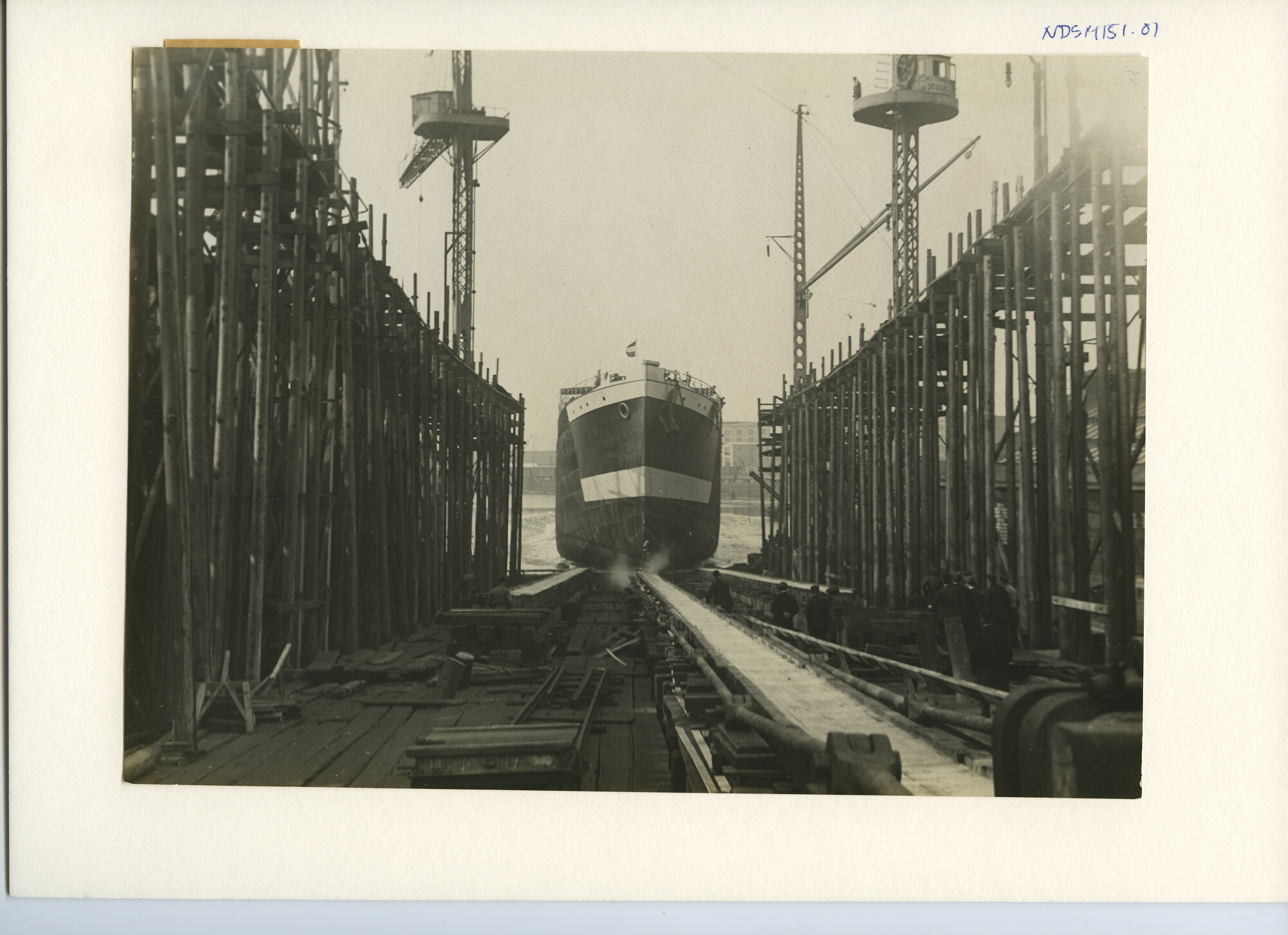 S.5444(0516)2; Foto van de tewaterlating van het mailschip ss. Stuyvesant van de KWIM; foto