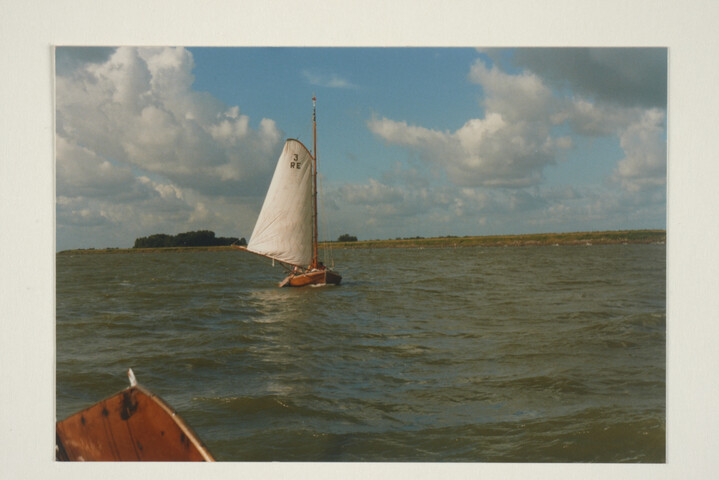1992.1456; Een tjotter varende voor de wind; foto