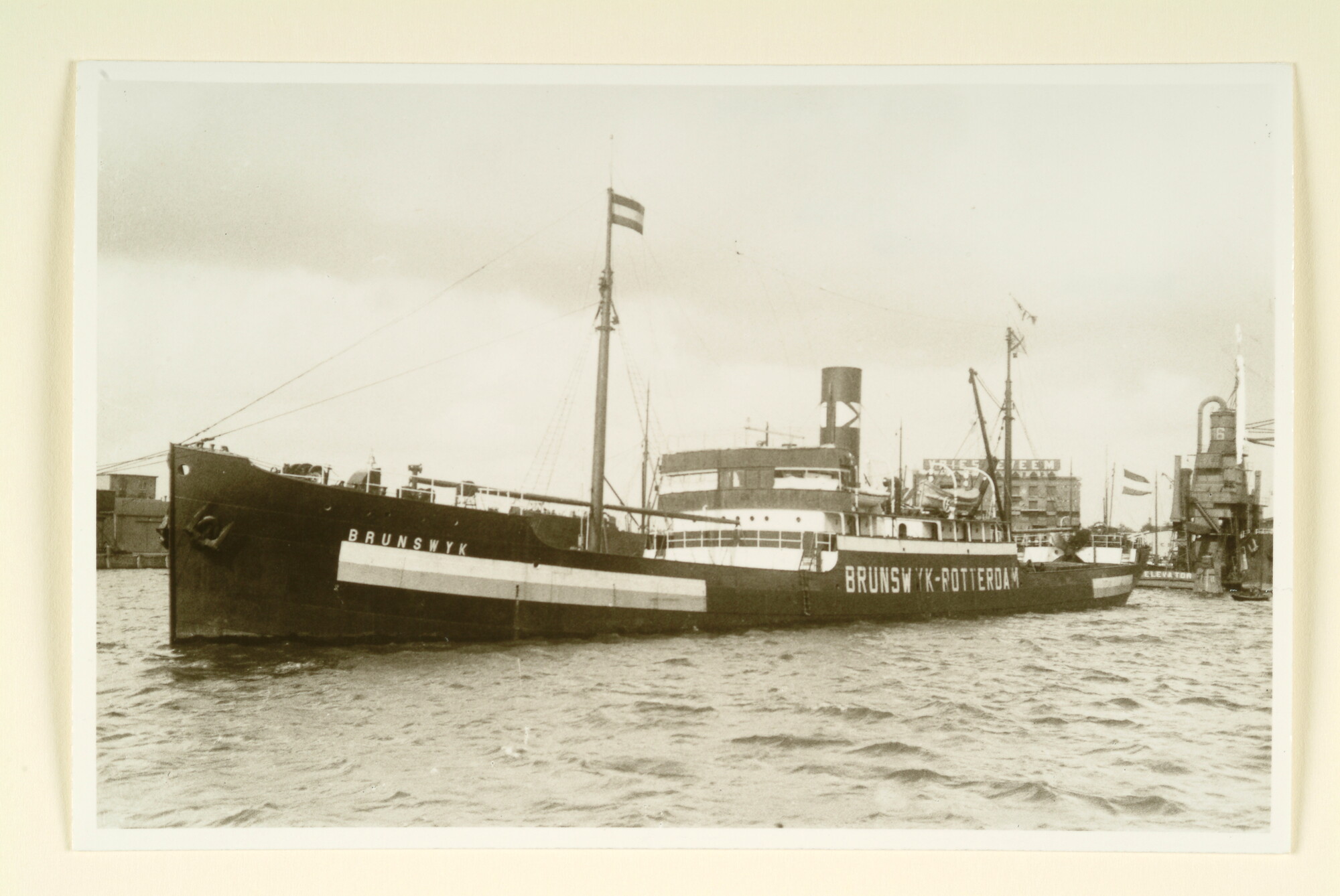 1995.7085; Het vrachtschip ss. 'Brunswijk' van de Stoomvaart Maatschappij 'Brunswijk' gezien te Rotterdam; foto