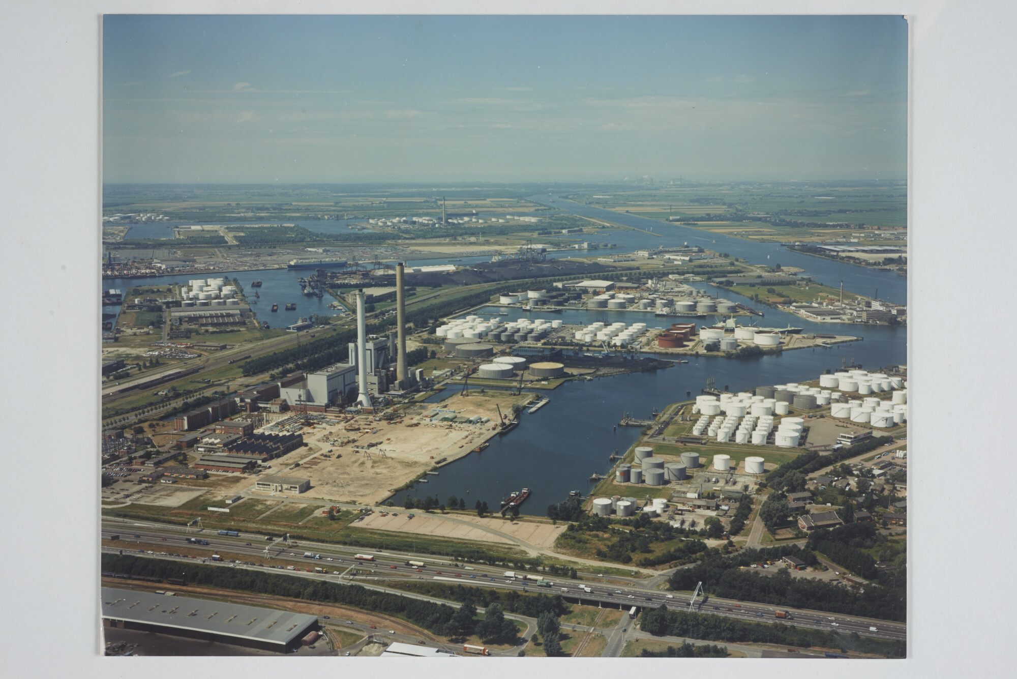 2013.0850; Foto van de Jan van Riebeeckhaven en de Hemwegcentrale, met op de achtergrond de Ussenlincxhaven; foto
