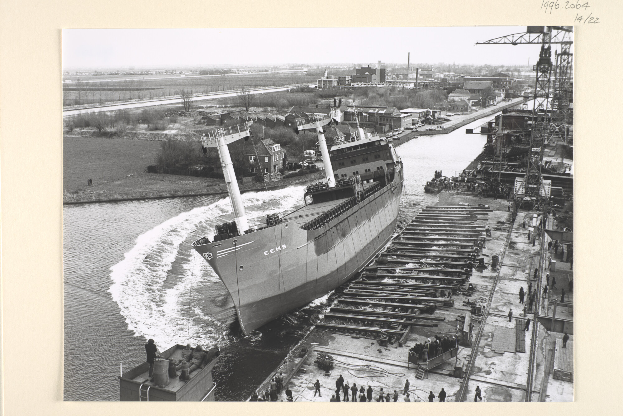 1996.2064; Foto's van de tewaterlating van de coaster ms. 'Eems' van C. Bos te Schiedam; fotoreportage