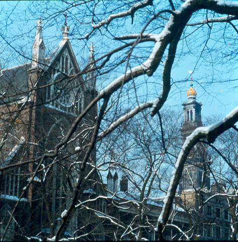 S.9100(5040); Dia (sfeerfoto) Westerkerk, gezien door besneeuwde boomtakken, op achtergrond [...]; diapositief