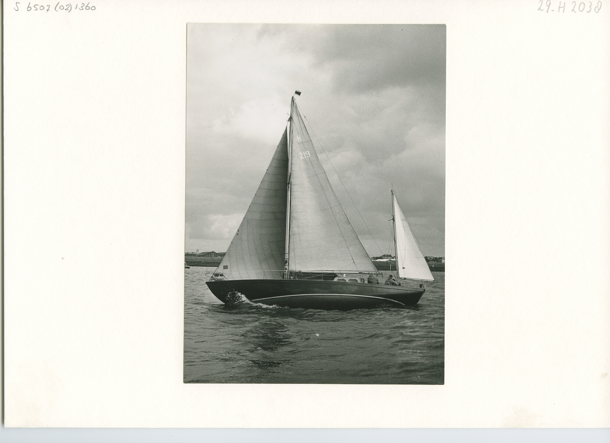S.6507(02)1360.01; Zwart-wit foto van de stalen yawl Tulla (H 219) in de Nieuwe Waterweg; foto