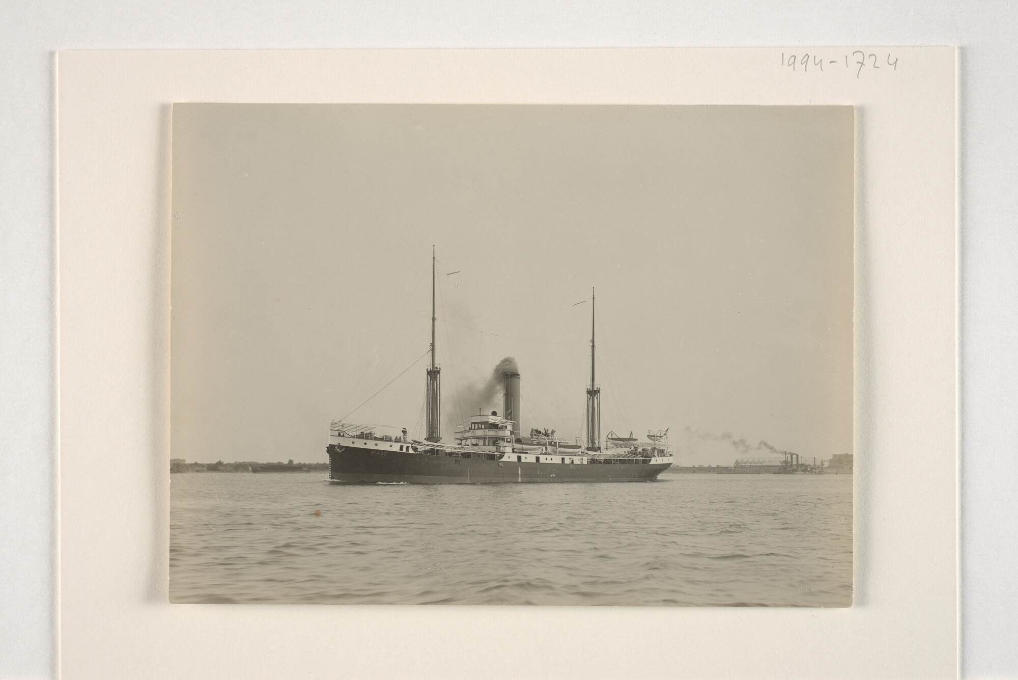 1994.1724; Het vertrek van het ss. Siaoe van de KPM van de scheepswerf Dordrecht; foto