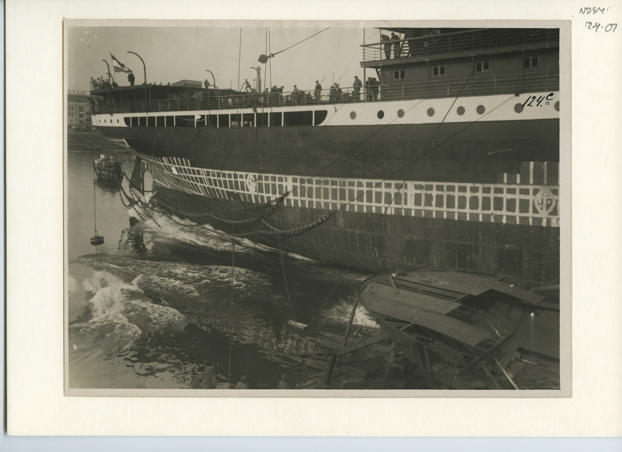 S.5444(0364)3; Foto van de tewaterlating van het vracht-passagiersschip ss. Houtman; foto