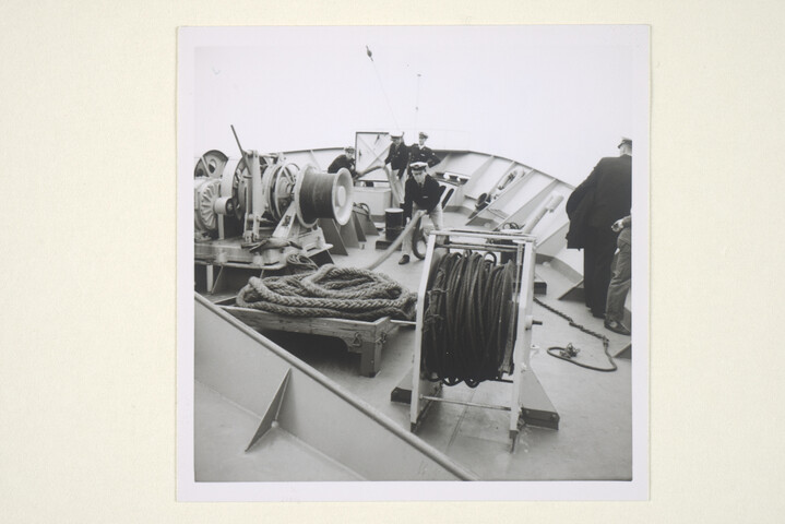 S.7143(1437)13; Foto van de leerlingen van de Kweekschool voor de Zeevaart aan het werk op de voorplecht van de Prinses Margriet; foto