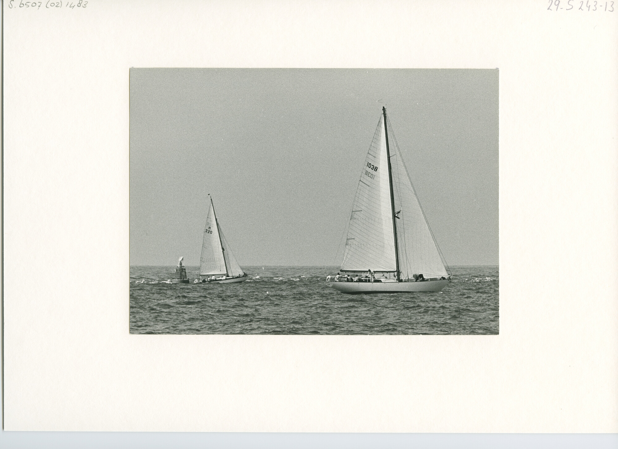 S.6507(02)1483.04; Zwart-wit foto van de start van de Hoek van Holland-Harwich race 1965 met zwakke wind; foto