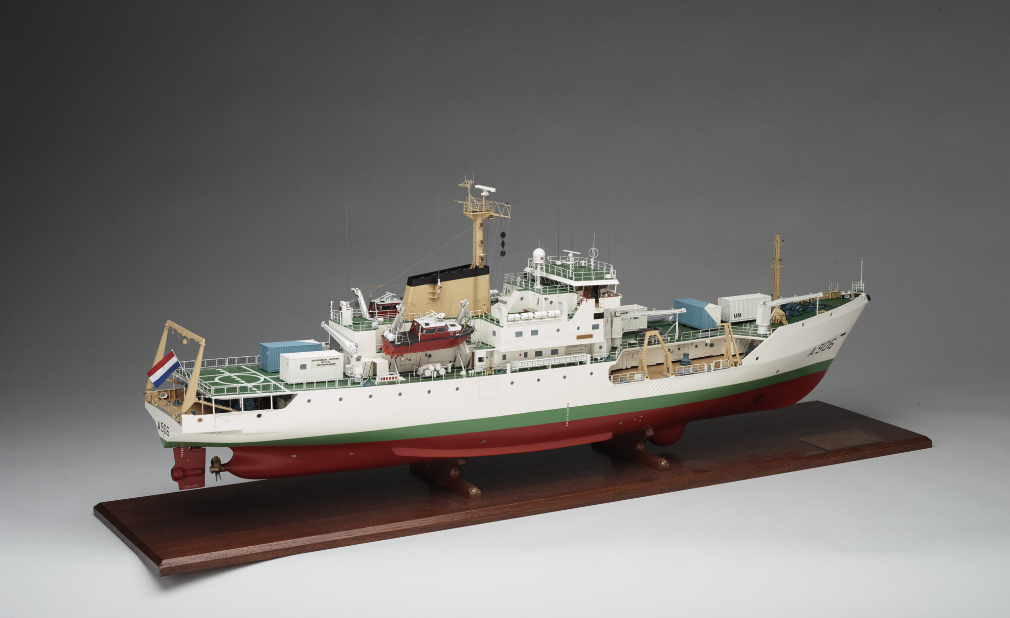 1999.0928; Model van het oceanografisch onderzoeksvaartuig Hr.Ms. Tydeman; scheepsmodel