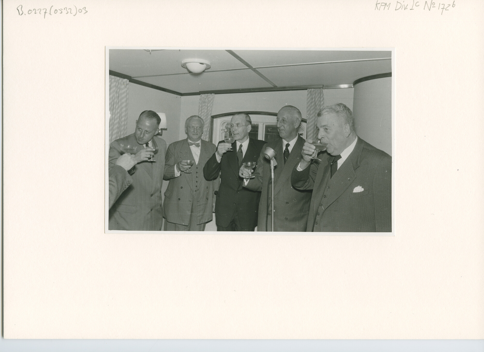 B.0227(0532)03; Foto ter gelegenheid van de overdracht van ms. Van Neck; foto