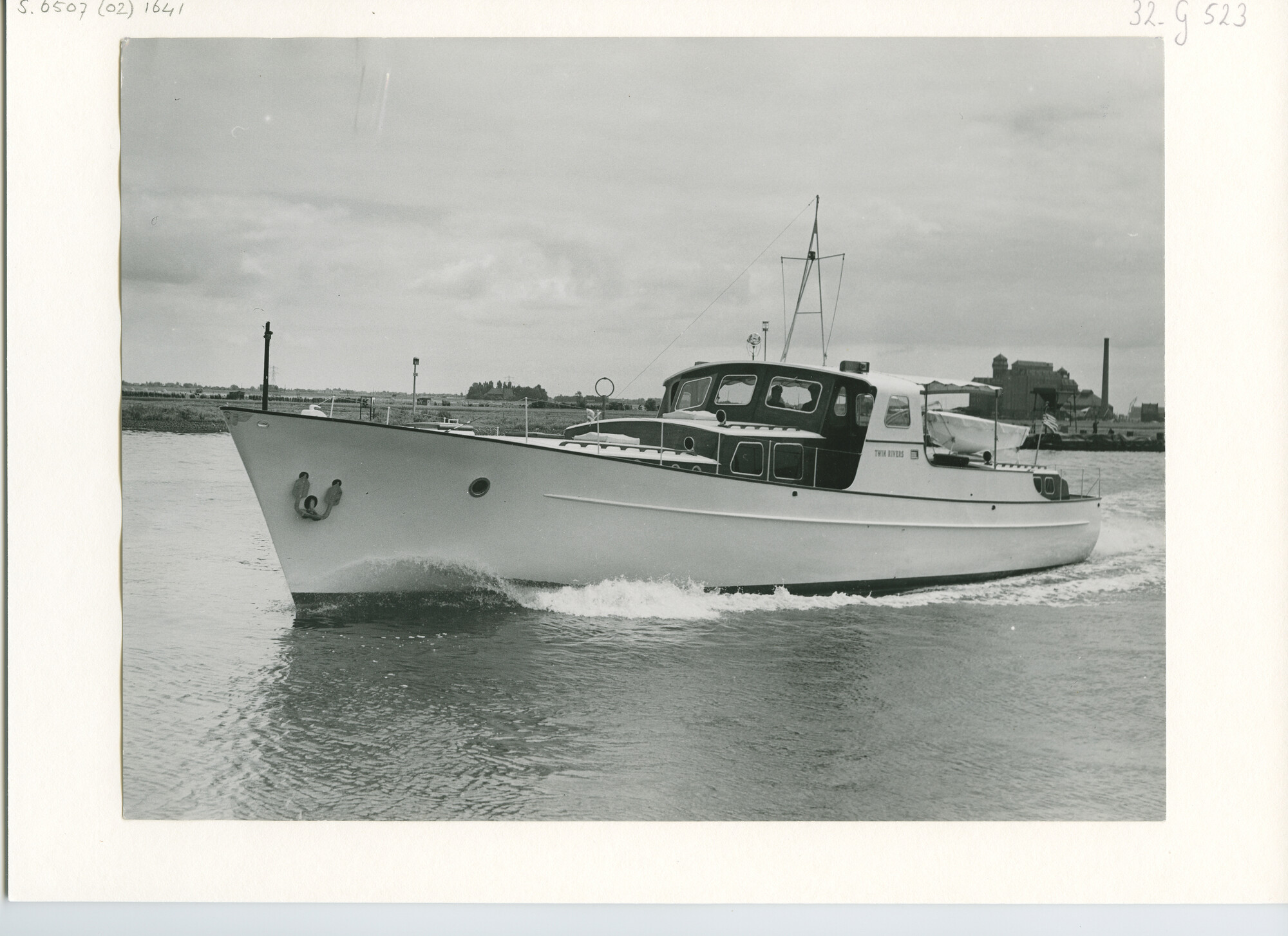 S.6507(02)1641.01; Zwart-wit foto van het motorjacht Twin Rivers; foto