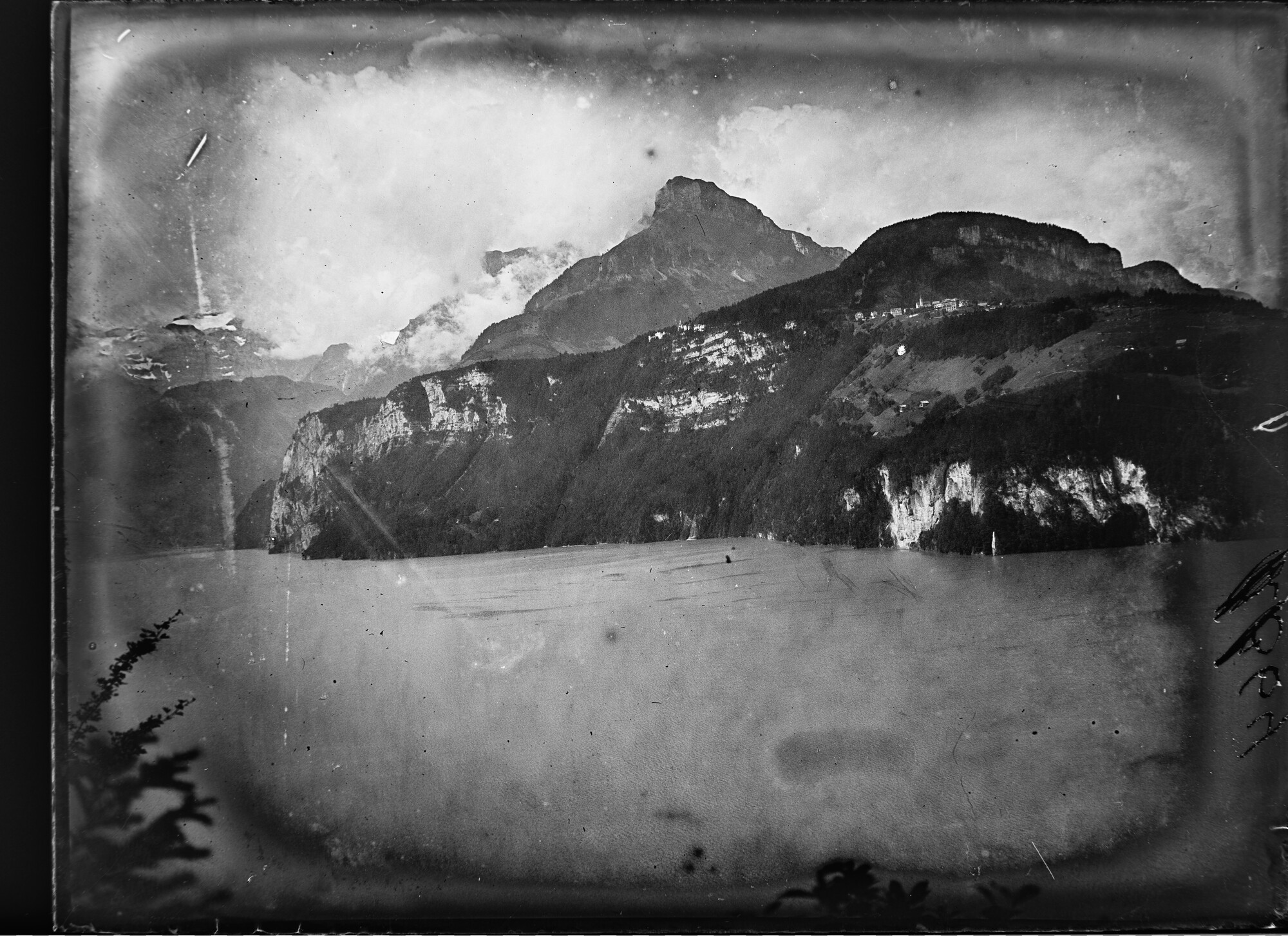 S.1156(06)420a43; Glasnegatief van de rondreis van de familie Meursing in Zwitserland, gezicht op bergachtig landschap vanaf het water; negatief