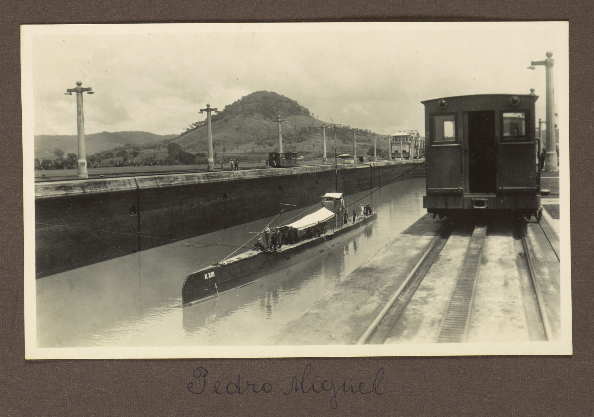 S.4660; Album van M.S. Wytema met foto's van de wereldreis van de onderzeeboot Hr.Ms. K XIII; fotoalbum