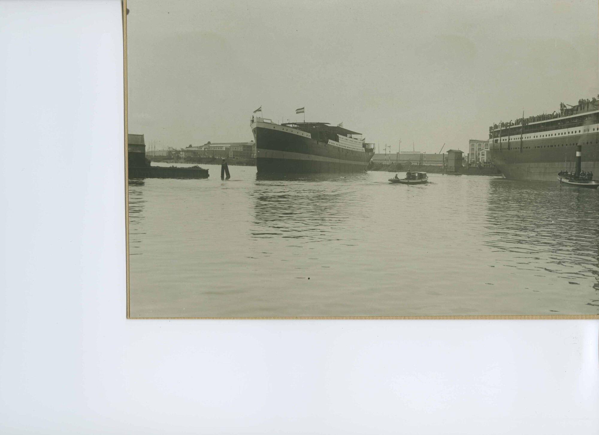 S.5444(0493)08; Foto van de tewaterlating van het passagiersschip ss. Van Rensselaer ; foto