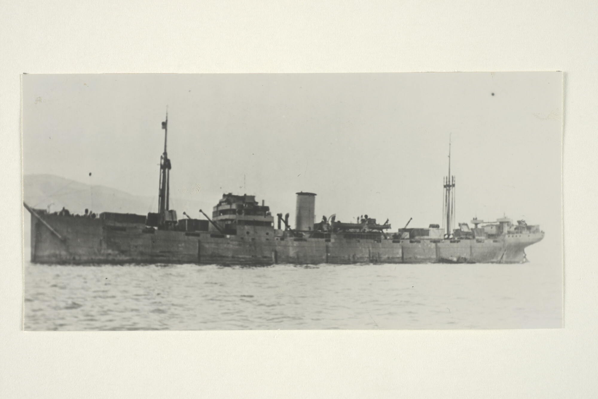 2000.3389; Het vrachtschip ss. Salawati van de SMN op een rede; foto