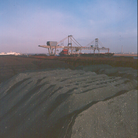 S.9100(8145); Ertsoverslag in haven Amsterdam; diapositief