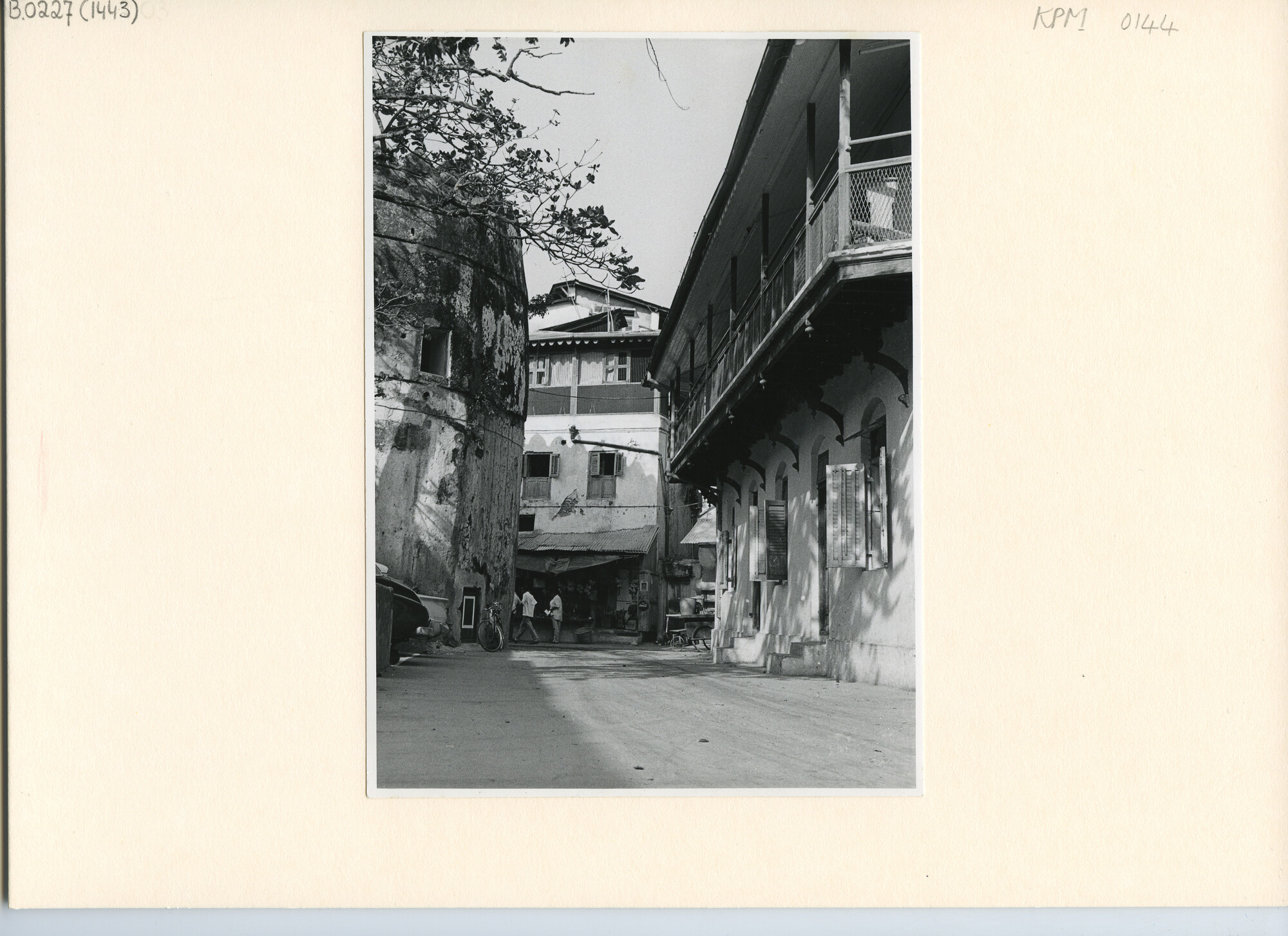 B.0227(1443); Een straatje in Zanzibar, tijdens het bezoek van ms. Waikelo aan de [...]; foto