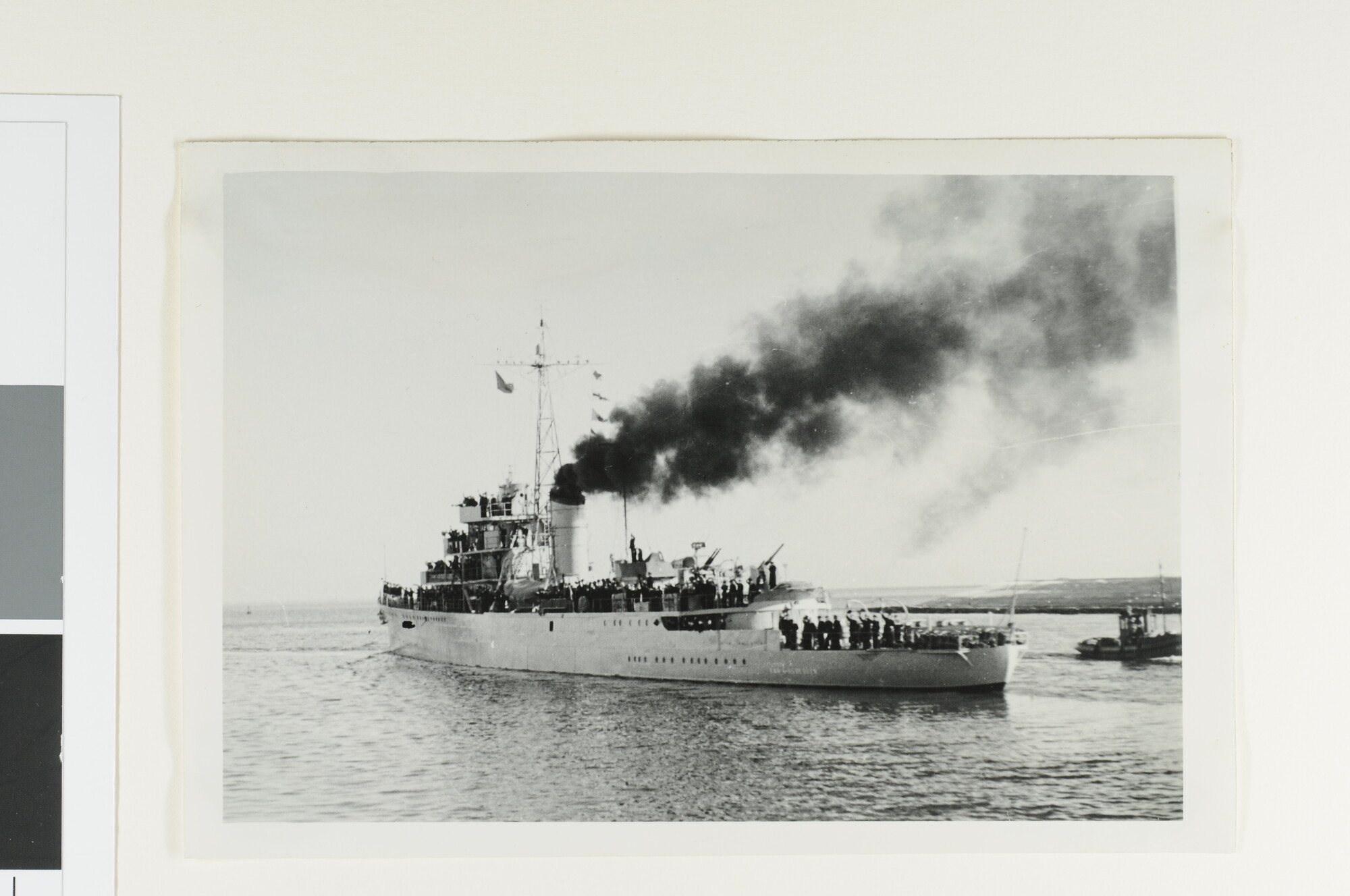 S.3594(02); Uitreis van het artillerie-instructieschip Hr.Ms. 'Van Kinsbergen' naar de West vanuit Den Helder [...]; foto