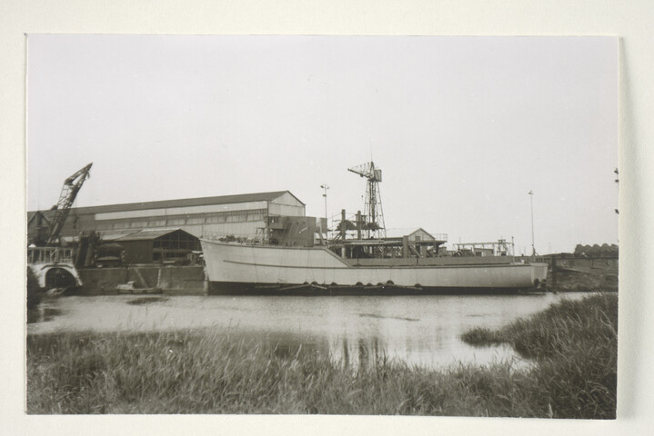 S.5219(12)0623b; Foto's van de onder MDAP-voorwaarden gebouwde houten kustmijnenveger Hr.Ms. 'Rhenen' (M 844) bij de ASM te Arnhem; fotoreportage