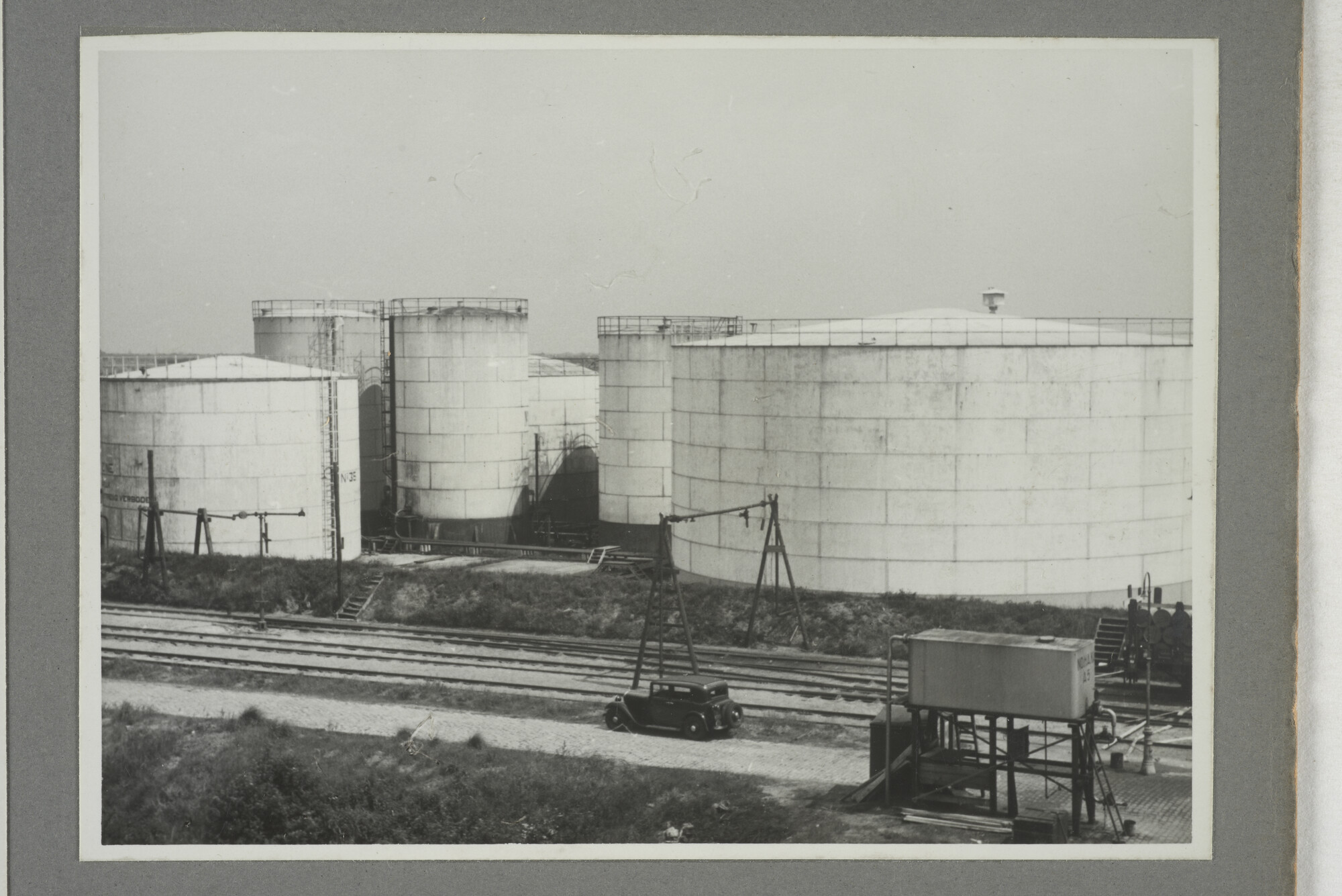 1998.2177; Omslag/ album met een grote hoeveelheid proeffoto's gemaakt door mw. A.M. Wolff-Koller in opdracht van de Gemeente Handelsinrichtingen in Amsterdam; omslag