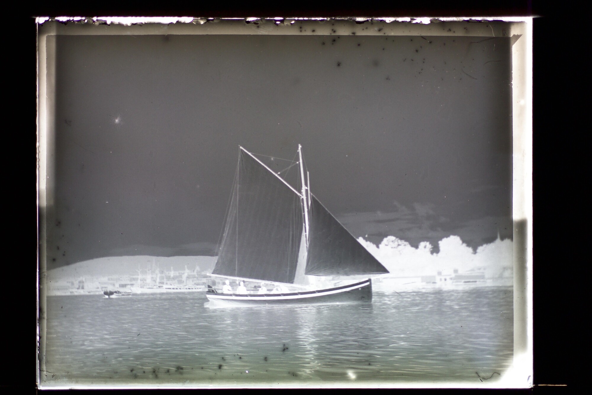 S.3319(049)a; Zeilsloep vermoedelijk van het pantserdekschip Hr.Ms. 'Holland'; negatief