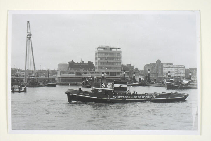 S.5219(12)0382; Foto's van de havensleepboot 'Petronella J. Goedkoop' (24), gebouwd op de ASM, gezien op het IJ te Amsterdam; fotoreportage